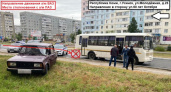 В Коми водитель "семерки" влетел в стоявший у края дороги автобус