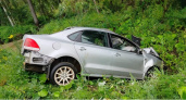 В Коми Volkswagen Polo опрокинулся в кювете, а водитель погиб в машине скорой