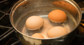 1 ложка в кастрюлю — и яйца сами выпрыгнут из скорлупы: полезный совет для хозяек