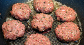 Бросьте 1 ложку в мясной фарш - и котлеты не развалятся: так сочно, что съедают без соуса