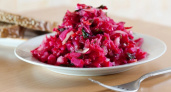Винегрет в пролете: сытный и вкусный салат со свеклой — у гостей только за ушами пищит от удовольствия