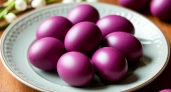 Не свекла и не ягоды: искупайте яйца в отваре этой травы — сливовый цвет яиц произведет фурор на Пасху