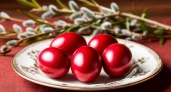 Свекла и луковая шелуха давно в пролёте: яркие, словно рубин, яйца на Пасху — без уксуса и заморочек