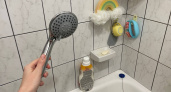 Душ снова бьёт как новый: сантехник показал копеечный способ очистки лейки с помощью соды