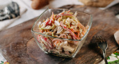 Рецепт бюджетный, а вкус — как в ресторане: салат «Дружба» — домашние сметут без остатка за 5 минут