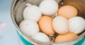 Почему яйца после варки нельзя класть в холодную воду. Запомните раз и навсегда