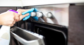 Забудьте про соду и уксус: это средство удалит жир с ручек плиты за 5 минут — ничего снимать не надо