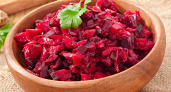 Вкусный салат со свеклой: домашних от него за уши не оттащить — простой и быстрый рецепт