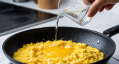 Секрет идеальной яичницы от шеф-поваров: почему воду добавляют на сковороду