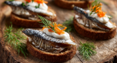 Простенькие закуски из селедки, которые вас точно удивят сочетанием продуктов и вкусом (4 варианта)
