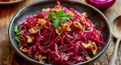 Вкусный салат со свеклой: домашних от него за уши не оттащить — легкий и быстрый рецепт