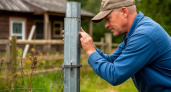 Забор с такими столбами будет стоять десятилетиями: три надежных варианта, как их установить