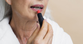 Как правильно наносить помаду после 50 лет, чтобы не подчеркнуть морщины: 4 хитрости визажистов