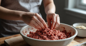 Почему нельзя вымешивать фарш руками? Ошибки, которые превращают сочные котлеты в резину