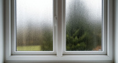 Пластиковые окна больше не «плачут»: узнал, из-за чего появляется конденсат на оконных конструкциях – и что с этим делать