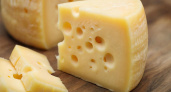 Научили отличать настоящий сыр от сырного продукта: 6 советов, которые помогут избежать подделки