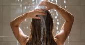 Моя простая хитрость против выпадения волос: добавляю две капли копеечного средства из аптеки в шампунь