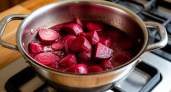 Не варю свеклу часами — хватает 15 минут: существует одна уловка при варке — выходит вкуснее, сочнее и без запаха на весь дом