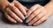 Этот маникюр для женщин 60+ "омолаживает" руки: 9 идеально подходящих роскошных цветов лака