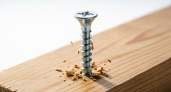 Саморез в расшатанном отверстии будет держаться десятки лет: два простых способа фиксации
