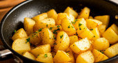 У такой картошки всегда будет вкусная хрустящая корочка: вот 5 хитростей, которые помогут пожарить её идеально