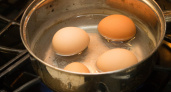 1 ложка в кастрюлю — и яйца сами выпрыгнут из скорлупы: практичный лайфхак для хозяек