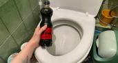Налейте в унитаз кока-колу на ночь: результат шокирует всех знакомых сантехников — налет исчезает без ершика