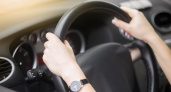 Почему держать руки на руле в позиции на «10 и 2» часа неправильно - и как нужно
