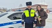 Сотрудники ГАИ Ухты с букетами навестили жён командированных коллег