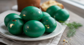 Не яйца, а изумрудное колье на блюде: красители на Пасху беру только в овощном — старинный способ