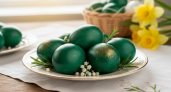 "Изумрудные" яйца на Пасху: красивый цвет яйцам придадут 2 травы — давно забытый метод