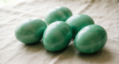 «Изумрудные» яйца на Пасху: красивый цвет яйцам придадут 2 травы — бабушкин метод окрашивания