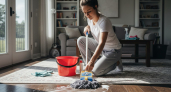 Начала мыть полы соленой водой — и вся семья заметила перемены: для чего добавлять соль в воду при уборке