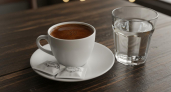 Зачем к кофе подают стакан воды — и как правильно его пить. Запомните раз и навсегда
