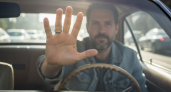 Зачем водители показывают пятерню на дороге: 3 смысла одного жеста, о третьем знают не все