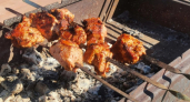 20 минут – и шашлык готов к жарке: такой экспресс-маринад делает мясо нежнее сливочного масла