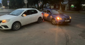 В Коми водитель сдавал назад и покалечил двух вышедших из машины человек