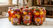 Соседка порадовала рецептом помидоров с луком вкуса неземного на зиму: 40 минут делать, чтобы таяли во рту