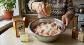 Кинула щепотку соды в курицу — и не узнала привычную грудку: сочная, мягкая, с корочкой «как в ресторане»
