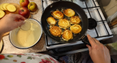 Окунаю яблочные дольки в кефирное тесто — и жарю: внутри как повидло, снаружи хрустят — шарлотку больше не пеку