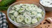 Немцы готовят этот салат все лето: огурцы хрустящие, а заправка — вкуснее любого майонеза