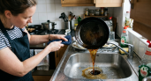 Почему нельзя выливать использованное масло после жарки: запомните, чтобы не тратиться на сантехника