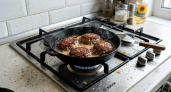 Жир больше не летит по всей кухне: 5 простых приёмов для жарки мяса, рыбы и котлет