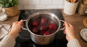 Не варю свеклу часами — достаточно 15 минут: получается вкуснее, сочнее и без запаха на весь дом