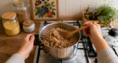 Пшено теперь скупаю пачками и смешиваю с гречкой — готовлю нежную рассыпчатую кашу. К такому гарниру и мяса не надо