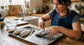 Любую рыбу чищу руками, без ножа и кипятка: кухня всегда остается чистой — рабочий метод из Испании