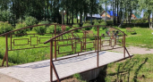 Резиновую плитку и мостик установили на новой детской площадке в Коми