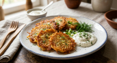 В драники муку не добавляю: готовлю иначе — получаются самые вкусные картофельные золотинки с хрустящим краем