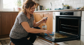 Как без усилий отмыть стекло духовки и отбелить кухонные полотенца: 5+ лайфхаков на все случаи жизни