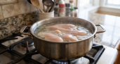 Больше никакой жесткой резины: теперь варю куриное филе для салатов по-новому - выходит сочно и ароматно, пальчики оближешь